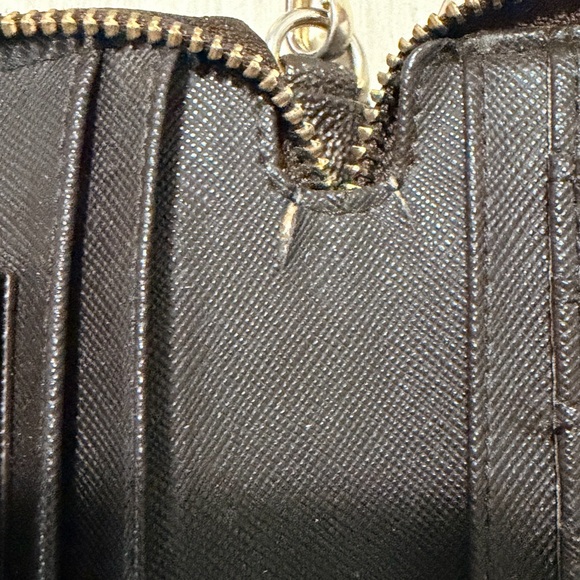 Michael Kors Wallet with Wristlet Strap - Jet Set Collection - Picture 9 of 16